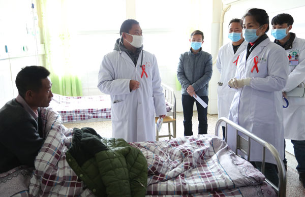 專家在布拖縣人民醫(yī)院、特木里中心衛(wèi)生院查房、會診