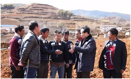 耿福能在涼山州布拖縣樂(lè)安鄉(xiāng)火燈村調(diào)研指導(dǎo)附子種植
